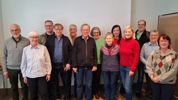 Eine Gruppe von weiblichen und männlichen Mitgliedern des Lungenfibrose e.V. steht auf der Frühlingstagung 2026 des Vereins zusammen, darunter der Vorstand.